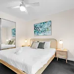 The Tropical - Pet Friendly 2Br Escape Near Beach & Tram With Parking