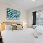 The Tropical - Pet Friendly 2Br Escape Near Beach & Tram With Parking