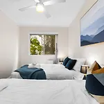 The Tropical - Pet Friendly 2Br Escape Near Beach & Tram With Parking