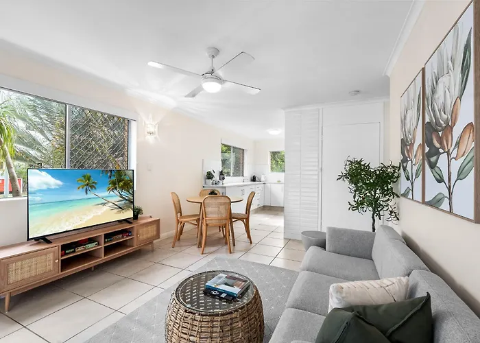 The Tropical - Pet Friendly 2Br Escape Near Beach & Tram With Parking