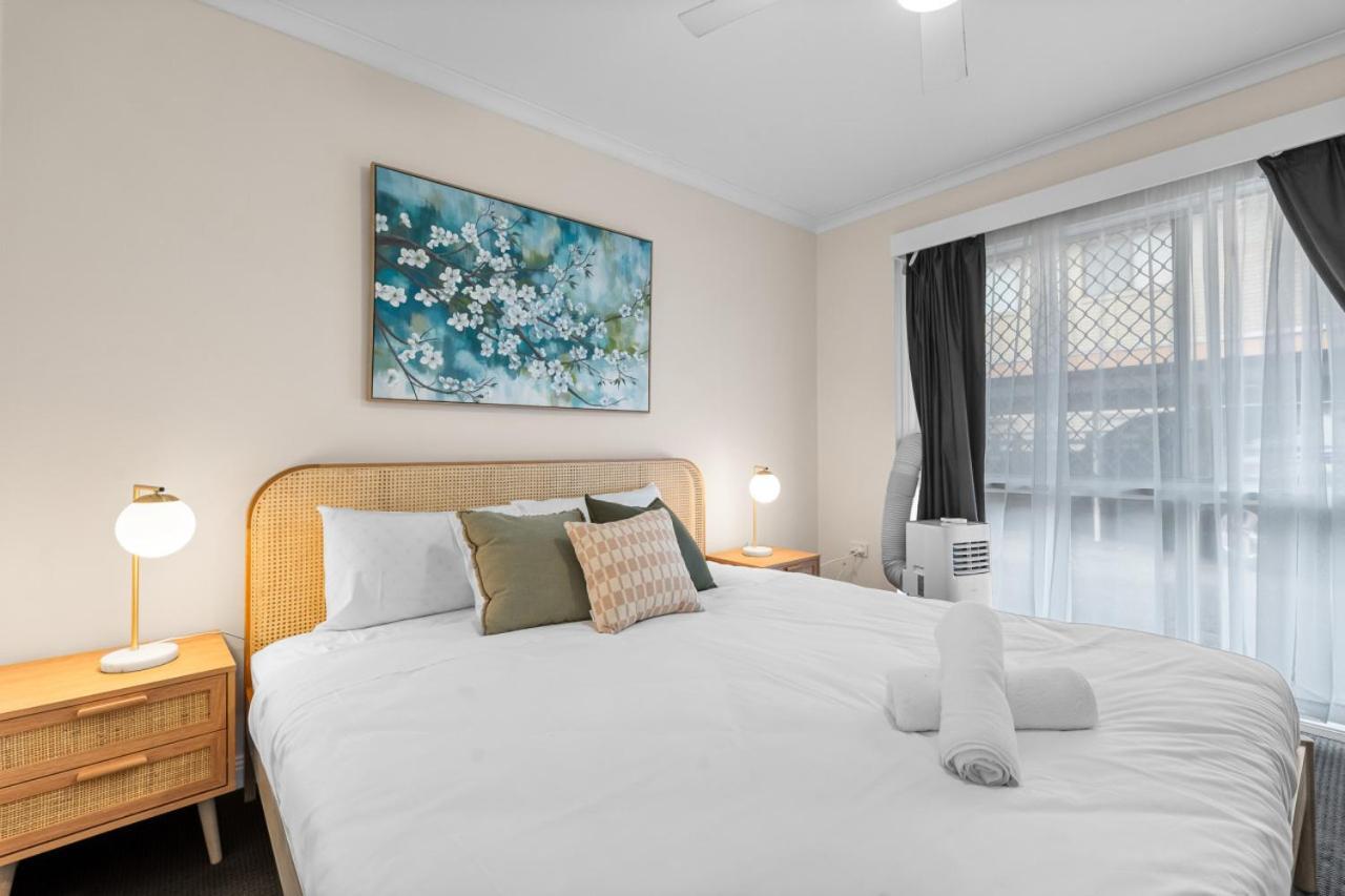 Apartment The Tropical - Pet Friendly 2br Escape Near & Tram With Parking