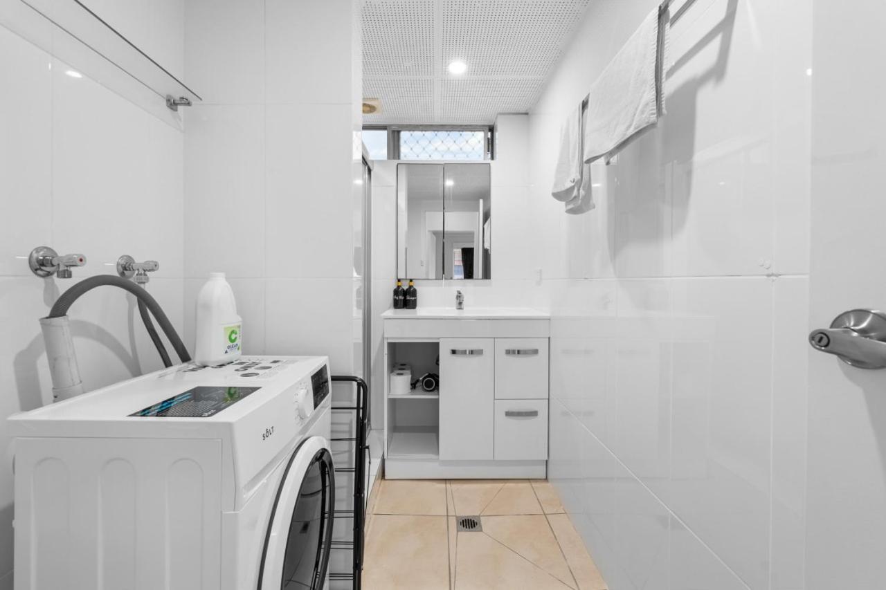 Apartment The Tropical - Pet Friendly 2br Escape Near & Tram With Parking Gold Coast