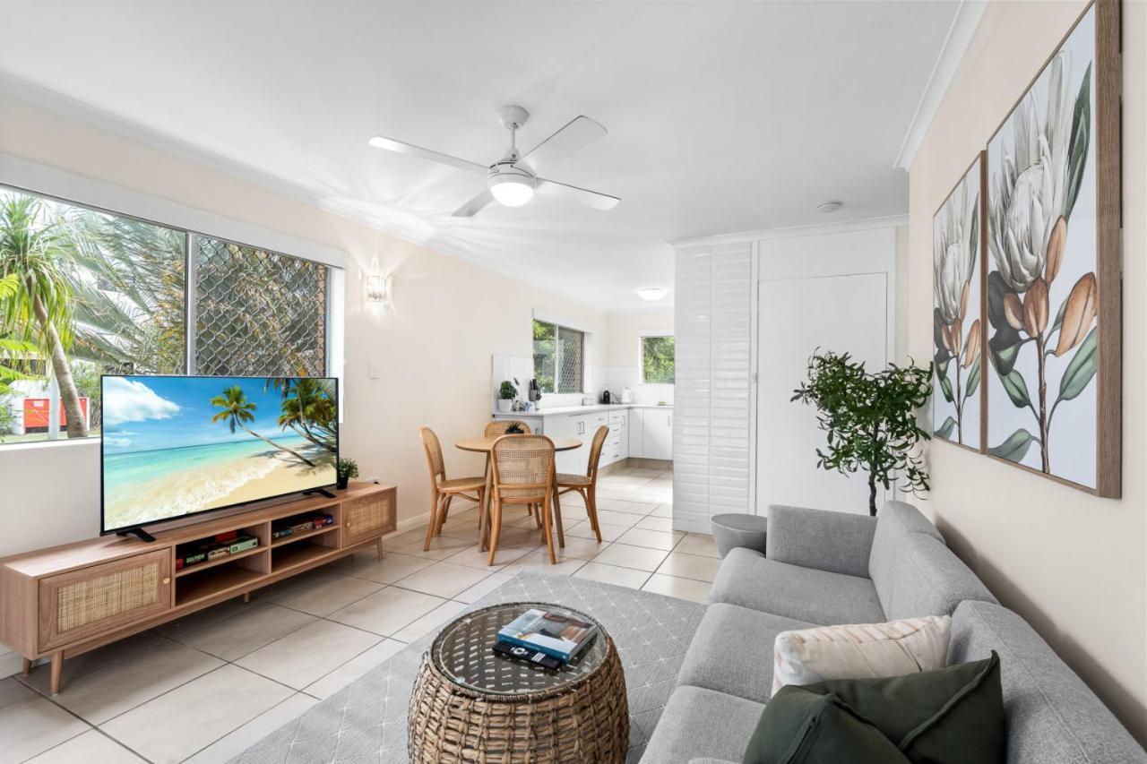 The Tropical - Pet Friendly 2br Escape Near & Tram With Parking Apartment *