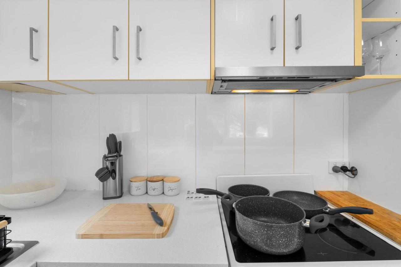 Apartment The Tropical - Pet Friendly 2br Escape Near & Tram With Parking