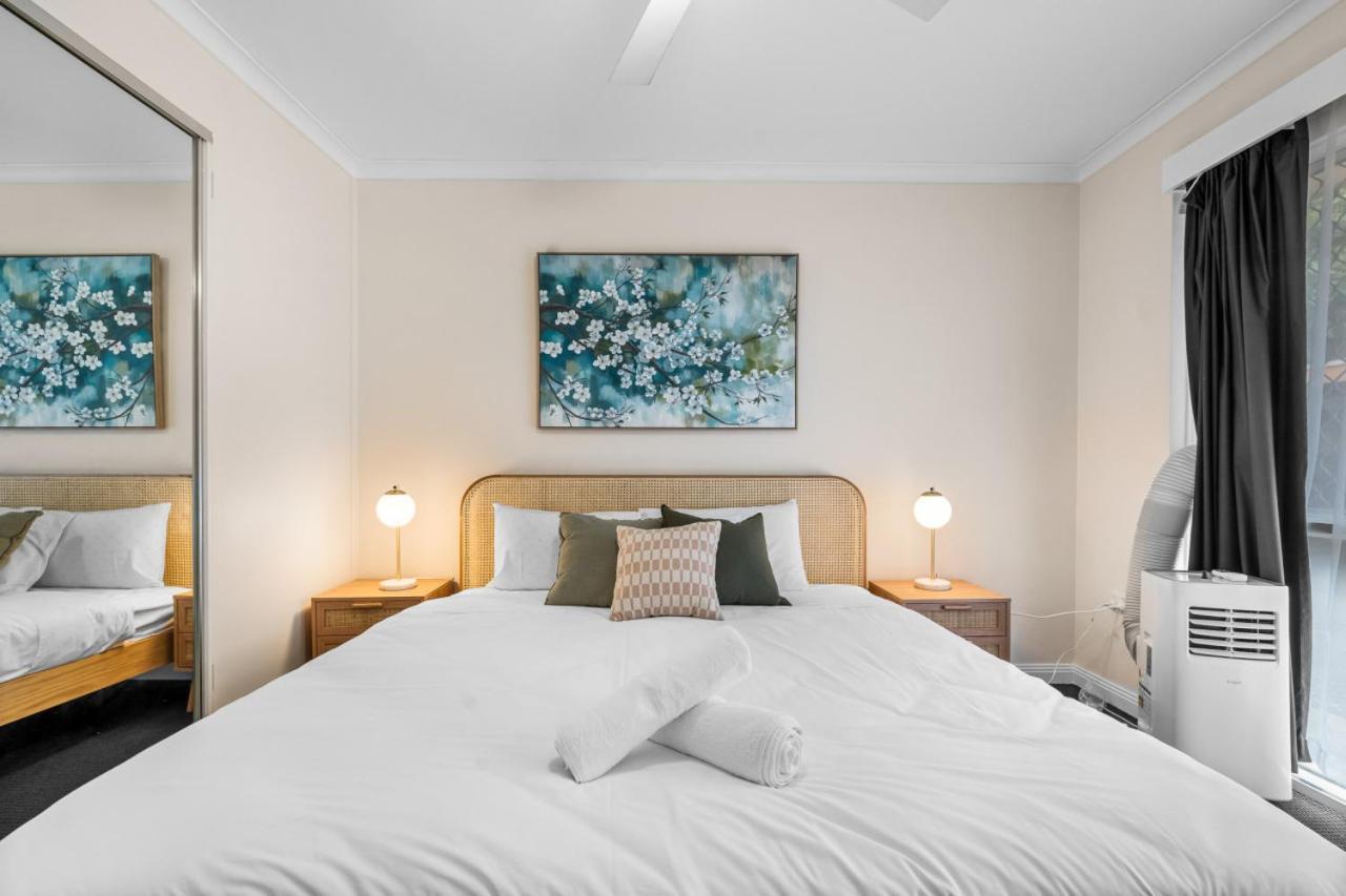 Apartment The Tropical - Pet Friendly 2br Escape Near & Tram With Parking *