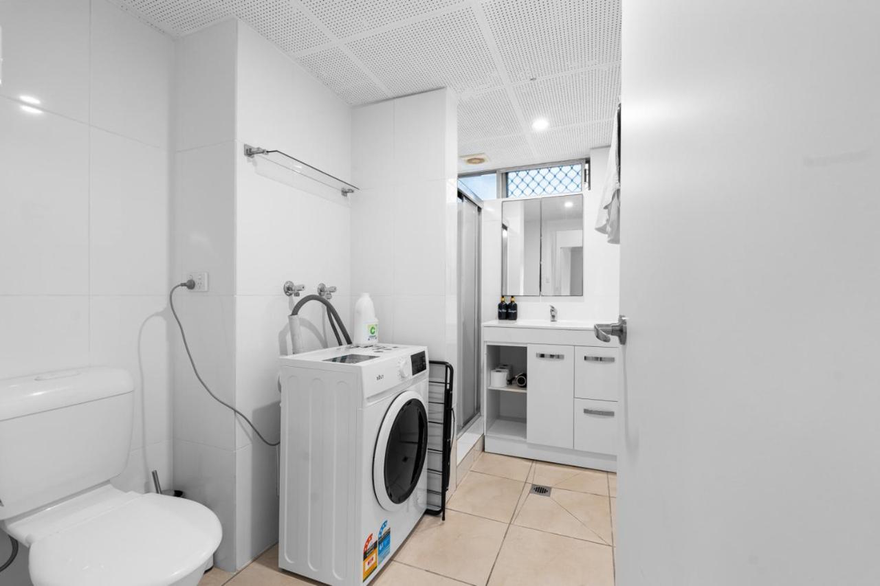 The Tropical - Pet Friendly 2br Escape Near & Tram With Parking Apartment Gold Coast