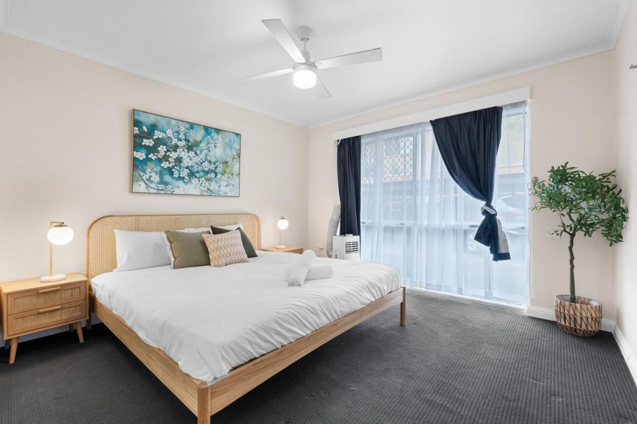 The Tropical - Pet Friendly 2br Escape Near & Tram With Parking *