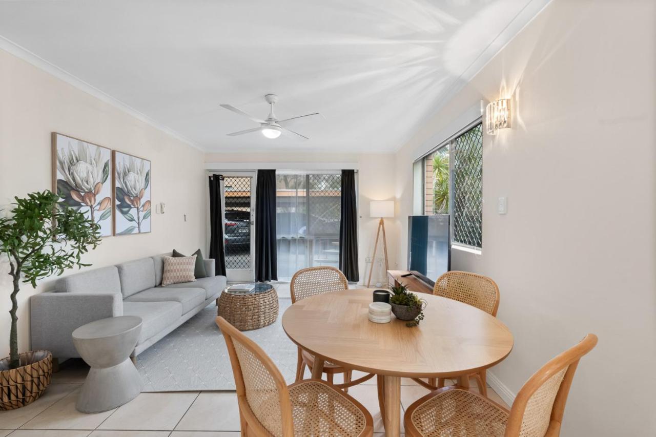 The Tropical - Pet Friendly 2br Escape Near & Tram With Parking