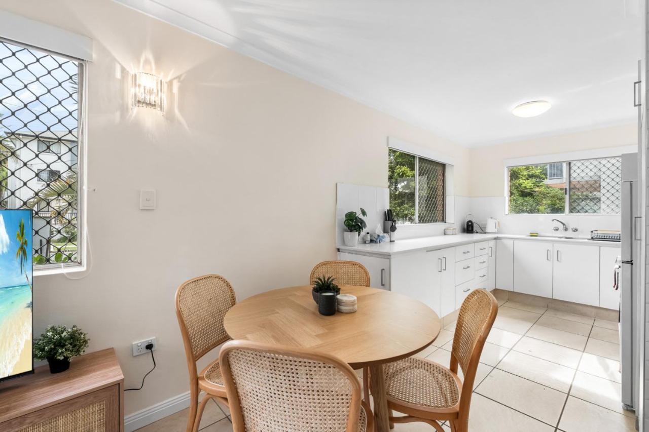The Tropical - Pet Friendly 2br Escape Near & Tram With Parking